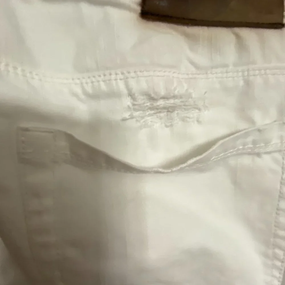 EUC~MK Mens 38X32 White denim Factory distressed Jeans - Picture 9 of 13